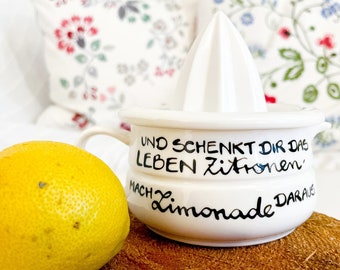 Zitronenpresse mit Untertasse und Spruch Presse