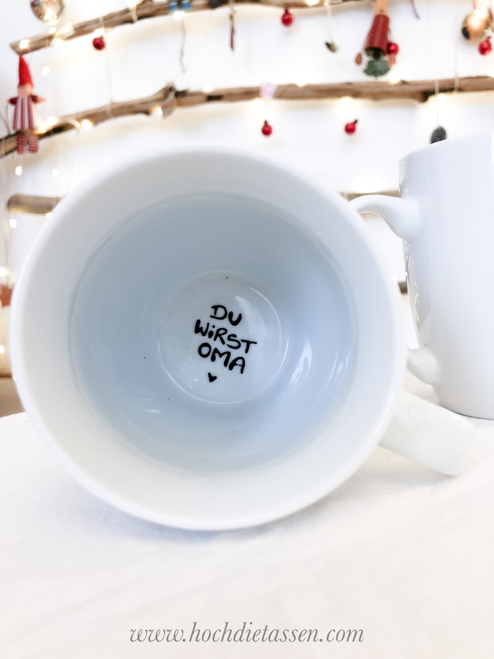 Tasse „Liebe Oma Herzlichen Glückwunsch, Denn Du Wirst Oma“ – Geschenk Zur Schwangerschaftsverkündung (Rot)