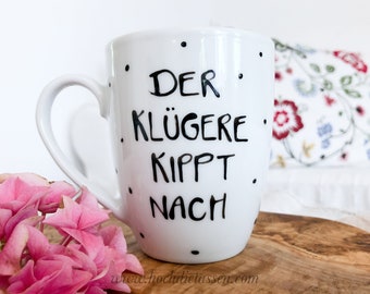 Hoch die Tassen, Der Klügere Kippt Nach , Tasse , Kaffee, Geschenkidee. Tasse Geschenk, Spruchtasse