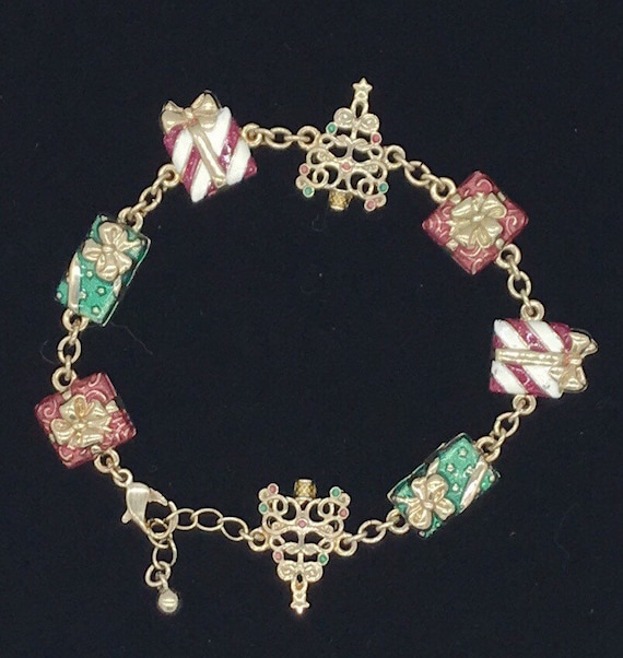 V16.  Vintage NR (Avon) Christmas Charm Bracelet