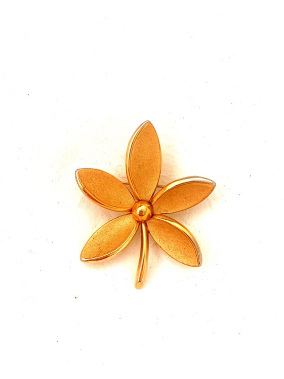 P33.  Trifari Vintage Gold Tone Flower Brooch, Flo