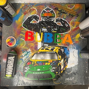 Könnte beinhalten: Ein Mixed-Media-Kunstwerk mit einem Rennwagen und einem Fahrer mit Helm, mit dem Namen "BUBBA" in großen, farbigen Buchstaben. Das Kunstwerk enthält Sprühdosen und den Text "KISS THE BRICKS".