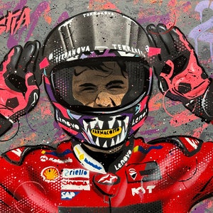 Könnte beinhalten: Ein farbenfrohes, abstraktes Gemälde eines Motorradrennfahrers in einem rot-weiß-blauen Rennanzug mit einem schwarzen Helm. Der Helm hat ein grafisches Design mit dem Wort "Lenovo" darauf. Der Rennfahrer trägt rosa Handschuhe und hat einen entschlossenen Ausdruck im Gesicht. Der Hintergrund ist eine graue, strukturierte Oberfläche mit Spritzern von rosa, blauer und gelber Farbe.