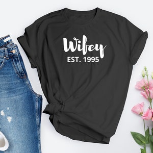 Wifey EST. con camiseta de letra blanca, esposa, esposa, camiseta de esposa, esposa EST.