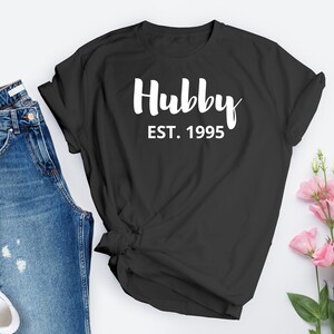 Esposo EST. con camiseta de letra blanca, esposo, camiseta de esposo, esposo EST.