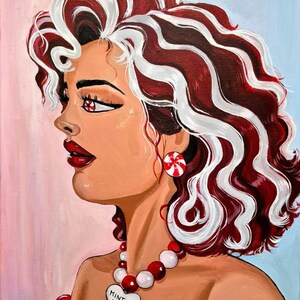 K&ouml;nnte beinhalten: Ein Pop-Art-Gem&auml;lde einer Frau mit rot-wei&szlig; gestreiften Haaren und roten Augen. Sie tr&auml;gt eine Halskette mit einem Herzanh&auml;nger mit der Aufschrift "MINT TO BE". Die Frau hat roten Lippenstift und ein rotes Kleid. Der Hintergrund ist ein Farbverlauf aus Rosa und Blau.