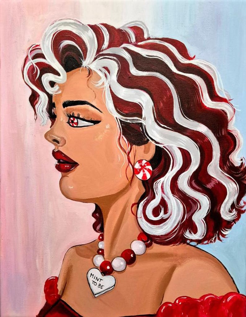 K&ouml;nnte beinhalten: Ein Pop-Art-Gem&auml;lde einer Frau mit rot-wei&szlig; gestreiften Haaren und roten Augen. Sie tr&auml;gt eine Halskette mit einem Herzanh&auml;nger mit der Aufschrift "MINT TO BE". Die Frau hat roten Lippenstift und ein rotes Kleid. Der Hintergrund ist ein Farbverlauf aus Rosa und Blau.