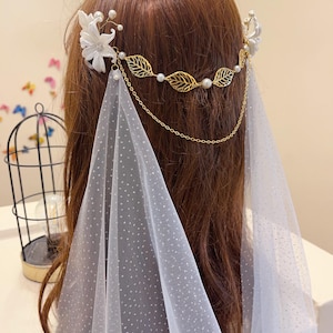 Bridal leaf hair wedding headpiece vintage White floral wedding hair piece Beaded leaf pearls clip chain pearl shinning wedding draped veil