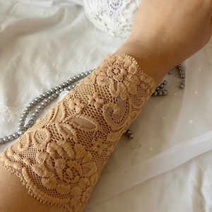 Tan Stretch Lace Arm Cuff: Victorian Style Armband