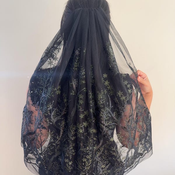 Velo de novia gótico negro con árbol de hojas botánicas bordado