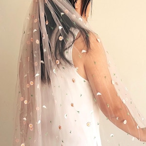 Daisy flower pink veil, Embroidered flower fall veil, Floral wedding veil, Bridal veil with flowers, Unique wedding veil, blush Boho veil