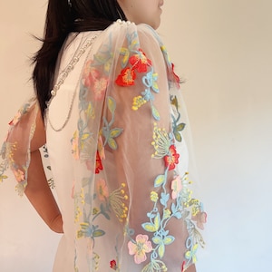 Mangas de novia con flores silvestres, mangas desmontables, mangas con vuelo, novia bohemia, accesorio floral bordado, mangas de novia, capa de boda con perlas