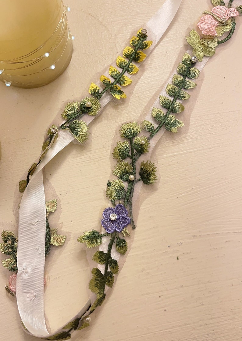 Handgemachte Floral Applikation Brautgürtel: Bestickte Wildblumen Schärpe Bild 4