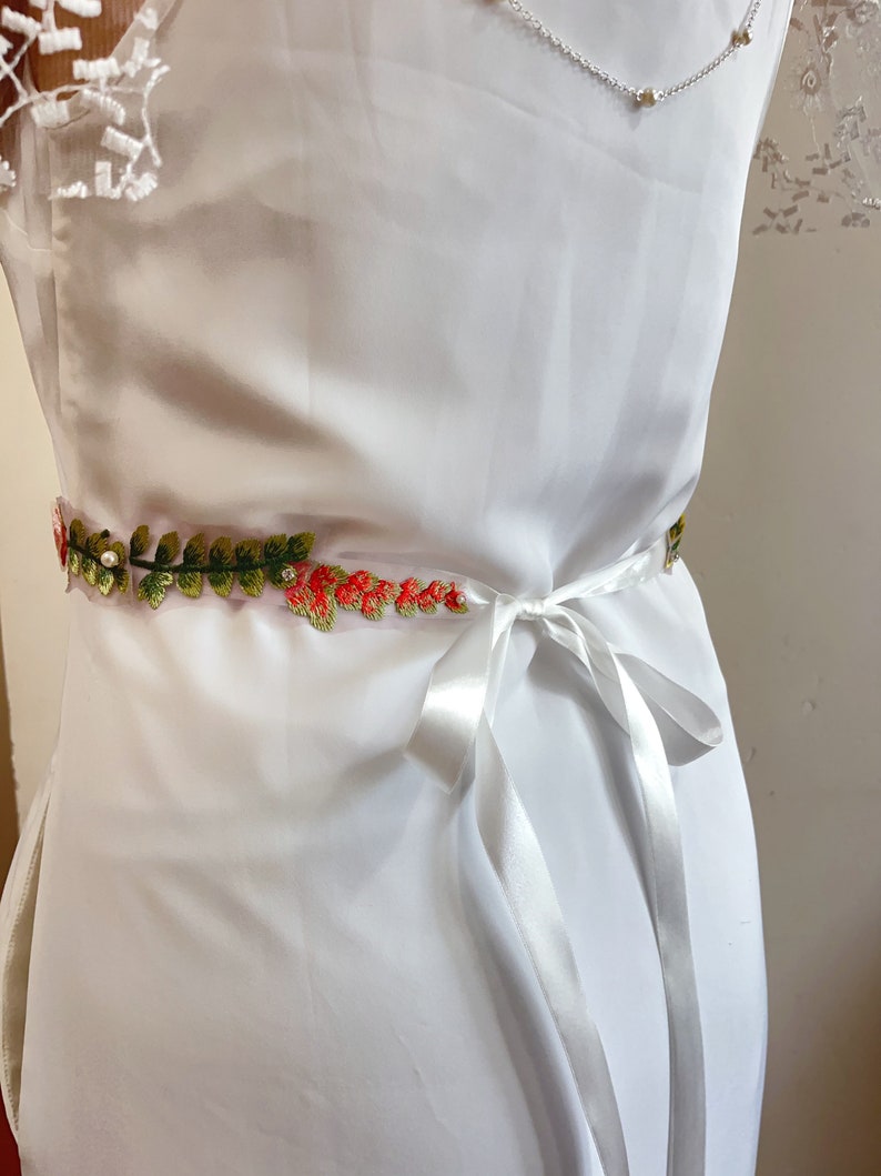 Handgemachte Floral Applikation Brautgürtel: Bestickte Wildblumen Schärpe Bild 8