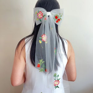 Broderad blommig brudrosett: Unikt alternativ till brudslöja