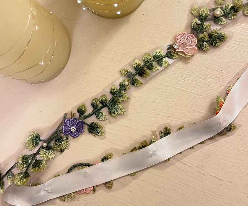 Handgemachte Floral Applikation Brautgürtel: Bestickte Wildblumen Schärpe Bild 3