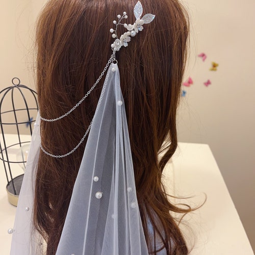 Coiffe de mariée avec fleurs en argent et voile de perles