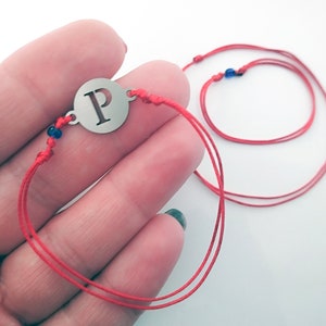 Pulsera roja familiar, pulsera de hilo rojo, pulsera inicial, pulsera de letras de acero de mamá, pulseras de buena suerte, pulsera de protección, cuenta azul