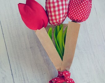 Un gros plan d'un bouquet vibrant de tulipes printanières et d'autres