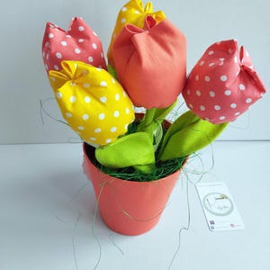 Tulipanes de lunares naranjas y amarillos en un soporte, Tulipanes en una maceta de cartón, Ramo de tulipanes de tela, Regalo del Día de la Madre, Decoración con flores de algodón