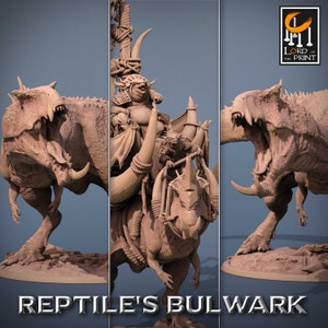 Puede incluir: Modelo 3D marrón detallado de una criatura fantástica, con un jinete sobre una gran bestia reptiliana. El modelo presenta detalles intrincados, incluyendo la boca abierta de la bestia y la armadura del jinete. El texto "REPTILE'S BULWARK" se muestra en la parte inferior.