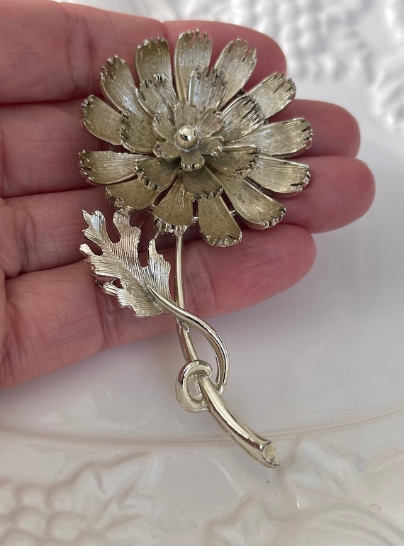 Vintage flower brooch in gold tone metal- Signed … - image 1