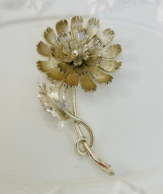 Vintage flower brooch in gold tone metal- Signed … - image 4