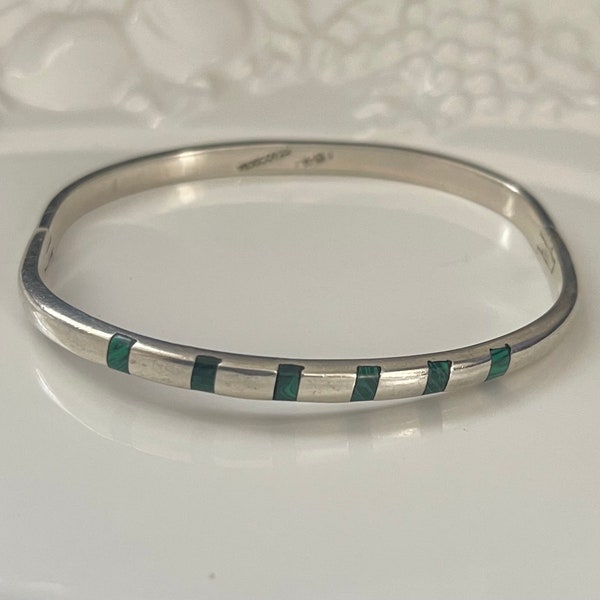 925 Mexico sterling silver Vintage hinged bracelet bangle-Mexico sterling silver with green stones inlay. Measures 7”-weight 20g