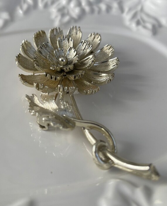 Vintage flower brooch in gold tone metal- Signed … - image 3