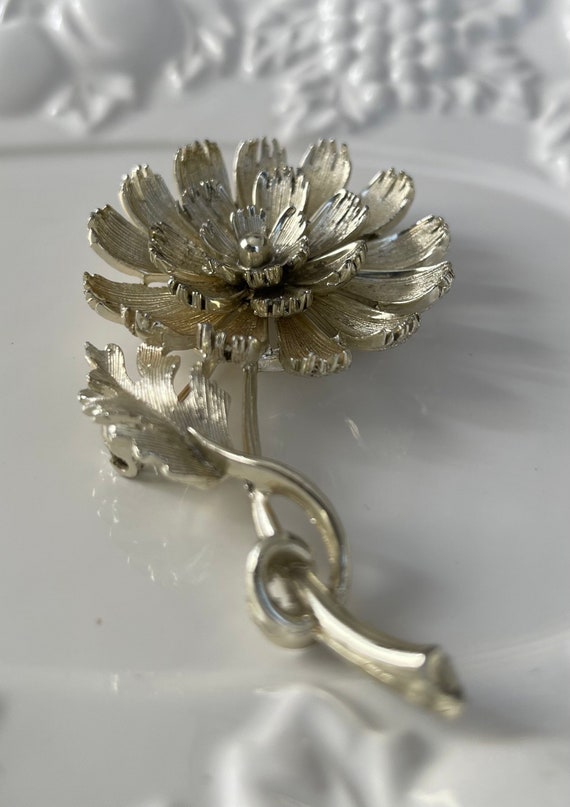 Vintage flower brooch in gold tone metal- Signed … - image 2