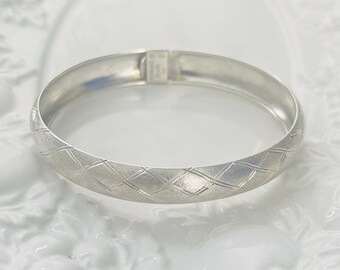 Vintage Italy 925 silver bracelet with clasp-Measures 7 1/2” inside- oval shaped-3” x 2 1/2”-weight 9.4g