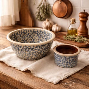 Juego de cuencos de cerámica azul esponjada de Beaumont Brothers: cuenco para mezclar, salero, cocina de estilo rústico.