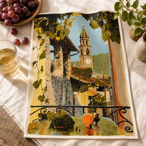 Strofinaccio da cucina vintage in lino delle Alpi svizzere, con torre dell'orologio del villaggio, vista rustica dal balcone, tessuto decorativo per la cucina.