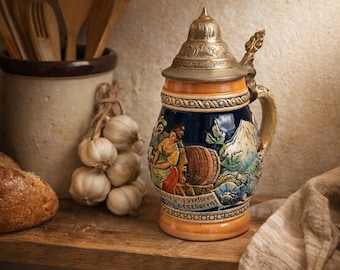 Jarra de cerveza alemana antigua con tapa de peltre y relieve de escena de taberna, Alemania Occidental