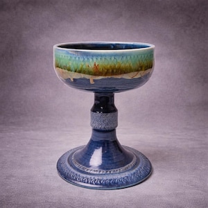 Compota de cerámica vintage con pedestal, esmalte azul verdoso con efecto goteo, firmada.
