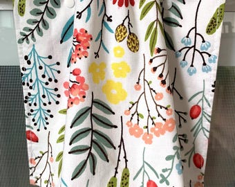 Könnte beinhalten: Weißes Küchentuch mit einem farbenfrohen Blumenmuster. Das Design zeigt rote, rosa, gelbe und blaue Blumen sowie grüne Blätter und Stiele. Das Handtuch hängt an einer weißen Stange.