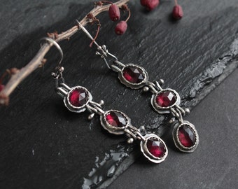 Brincos de granada vermelha Brincos longos de prata pendentes Brincos elegantes de prata esterlina Joias exclusivas de ourivesaria feitas à mão Prata bruta