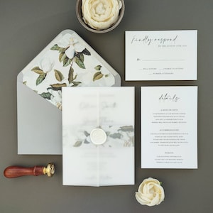 Elegante Magnolien Hochzeitseinladung, moderne minimalistische Hochzeitseinladung in grau und weiß mit Wachssiegel