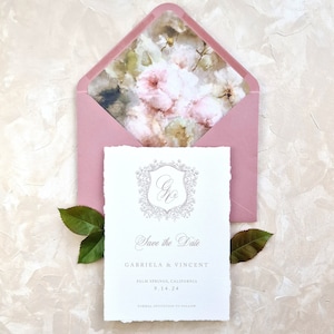 Dusty Rose Save the Date-kaart met envelop en envelopvoering | Monogram Save the Date | Deckled Edge Save the Date met embleem