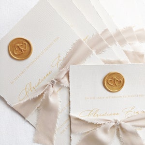 Suite di inviti per matrimonio con bordo frastagliato color champagne, inviti per matrimonio strappati a mano con sigillo in ceralacca e nastro