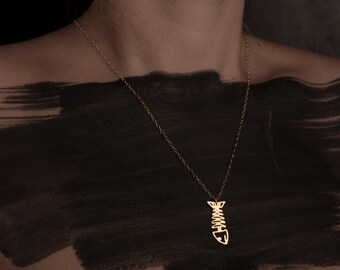 Collar de esqueleto de pez bañado en oro: Colgante icónico de Beep Studio