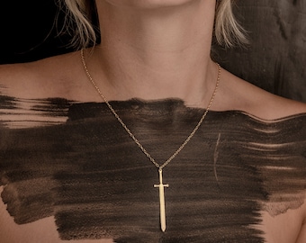 Collier pendentif épée en or : bijoux vikings minimalistes