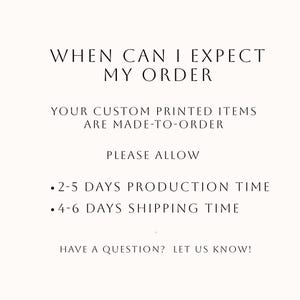 Puede incluir: Un gr&aacute;fico informativo blanco con texto negro que dice: WHEN CAN I EXPECT MY ORDER, YOUR CUSTOM PRINTED ITEMS ARE MADE-TO-ORDER, PLEASE ALLOW 2-5 DAYS PRODUCTION TIME, 4-6 DAYS SHIPPING TIME, HAVE A QUESTION? LET US KNOW!