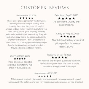 Puede incluir: Una secci&oacute;n de rese&ntilde;as de clientes titulada CUSTOMER REVIEWS que presenta seis calificaciones de cinco estrellas de varias personas, incluidas Ratiba, Debbie, Cindy, Cheryl, Catherine y Jeanette, con comentarios escritos sobre cojines con dise&ntilde;os de gaviotas.