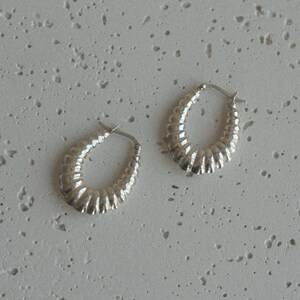 Vintage minimalist scallop ribbed sterling silver hoop earrings
