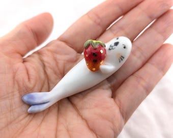 Porcelain Otter Firugrine with Strawberry, Miniature Ceramic Animal (US Tariff Free)