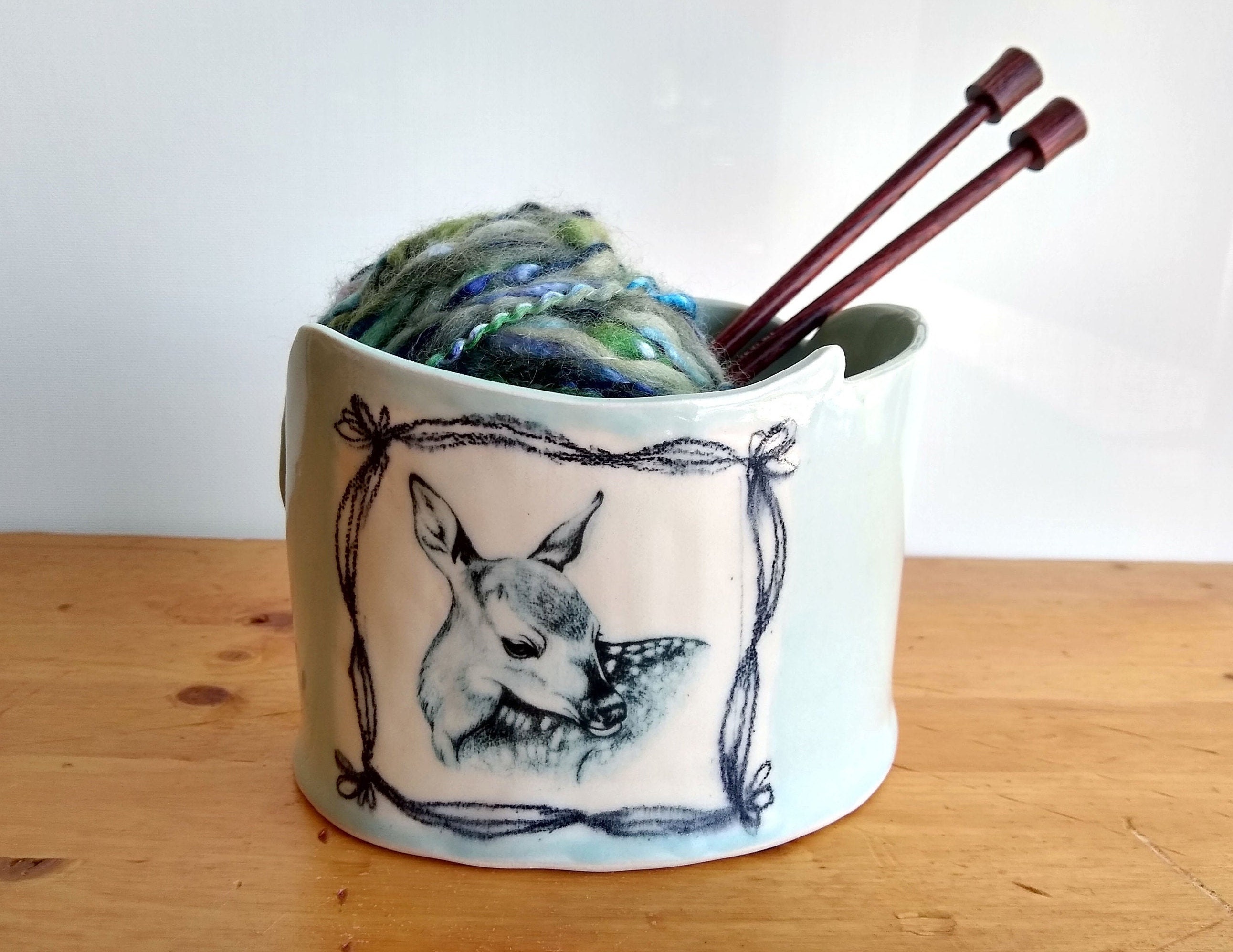 Yarn Bowl With Lid, Large Handmade Yarn Holder for Crocheting, Knitting  Bowl for Knitters With Wooden Crochet Hook, Gift, and Travel Bag 