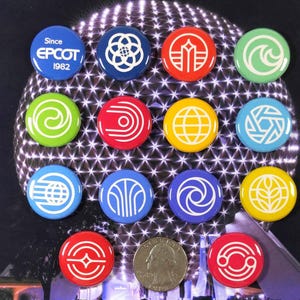 Op de afbeelding: Een verzameling van veertien ronde buttons met diverse witte grafische iconen op effen gekleurde achtergronden, waaronder één blauwe button met de tekst Since EPCOT 1982, gerangschikt met een zilveren Amerikaanse munt voor de schaal.