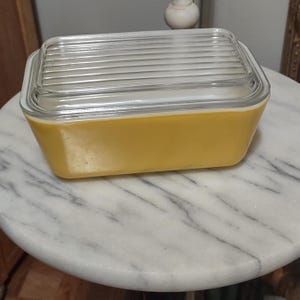 Vintage Glass Pyrex Refrigerator dish, 1 1/2 Pint