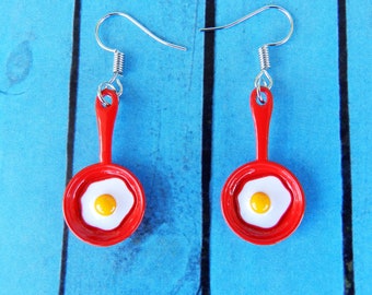 Pendientes colgantes de huevo frito en sartén: joyería de esmalte novedosa